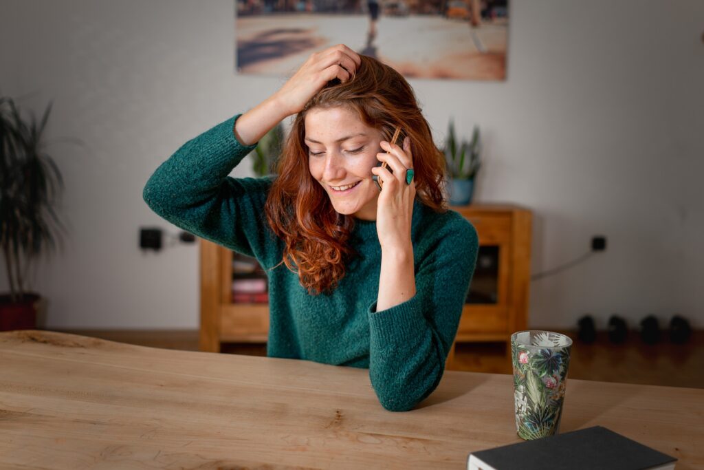 Frau am Telefon